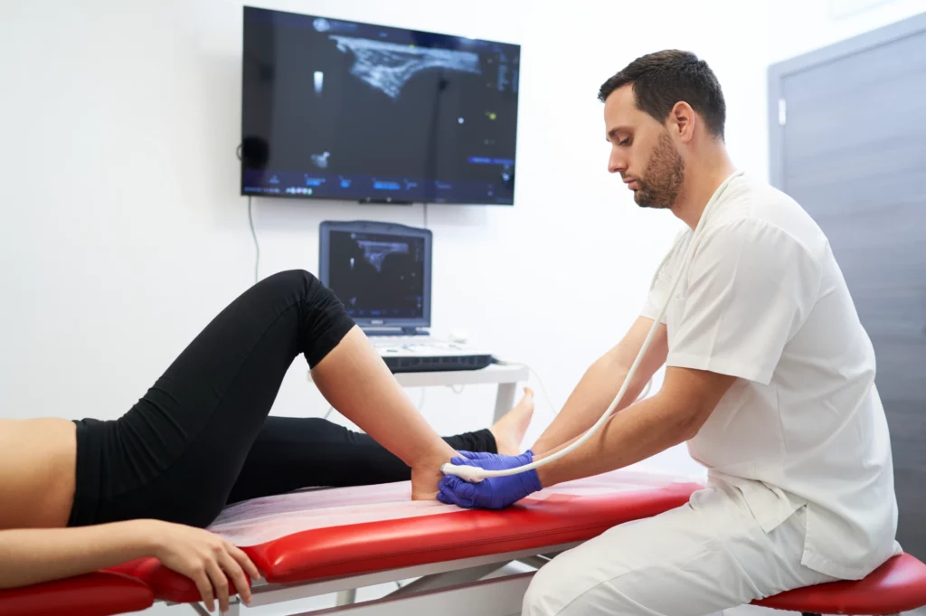 a physiotherapist performing an ultrasound on the 2022 06 22 16 31 56 utc